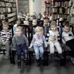 Spektakl dla przedszkolaków "W 7 dni dookoła bajek" w bibliotece