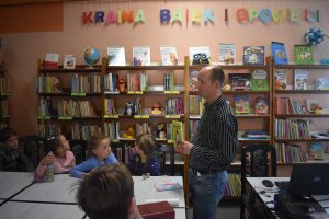 Wychowankowie PWD z Niemicy odwiedzają bibliotekę w Malechowie