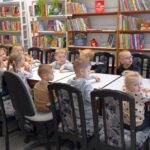 Przedszkolaki z grupy „Biedroneczki” podczas słuchania bajki w bibliotece