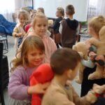 Przedszkolaki z grupy „Pracowite Smyki” świętują Dzień Pluszowego Misia