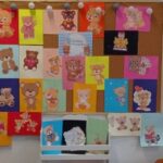 Dzień Pluszowego Misia - wystawa prac przedszkolaków w bibliotece