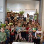 Grupowe zdjęcie 4-latków i 6-latków z przedszkola z paniami wychowawczyniami i bibliotekarzami