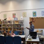 3. Dzień Kota – bibliotekarz czyta 3-latkom wiersz o chorym kotku