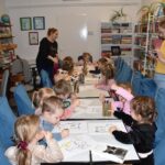 4. Dzień Kota – 3-latki w asyście pań wychowawczyń w trakcie prac plastycznych
