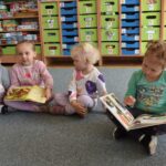 Przedszkolaki w trakcie oglądania książek