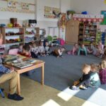 Bibliotekarz opowiada przedszkolakom o książkach