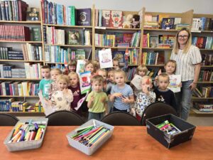 Zdjęcie grupowe przedszkolaków z bibliotekarką.