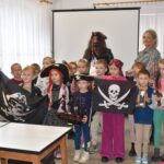 Pamiątkowa fotografia grupy sześcioletnich piratów