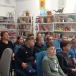 Uczniowie kl. III w trakcie słuchania bibliotekarza opowiadającego o historii książki