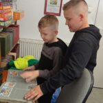 Uczniowie kl. III w trakcie oglądania książek