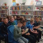 Uczniowie kl. III w trakcie słuchania bibliotekarza opowiadającego o historii książki