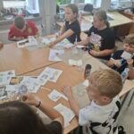 uczestnicy zajęć wykonują malowanie na szkle