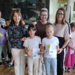 Dzieci odbierają dyplomy i nagrody w konkursach