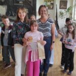 Dzieci odbierają dyplomy i nagrody w konkursach