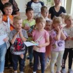 Dzieci odbierają dyplomy i nagrody w konkursach