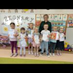 Dzieci odbierają dyplomy i nagrody w konkursach