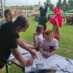 Dzieci kolorują i rozwiązują rebusy
