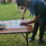 Dzieci kolorują i rozwiązują rebusy