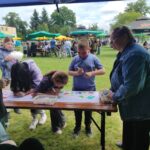 Dzieci kolorują i rozwiązują rebusy