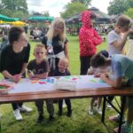 Dzieci kolorują i rozwiązują rebusy
