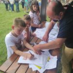 Dzieci kolorują i rozwiązują rebusy