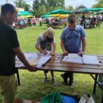 Dzieci kolorują i rozwiązują rebusy
