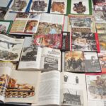 Wystawka ilustracji i militarnych gadżetów związanych z powstaniem warszawskim