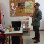 Bibliotekarz jako Józef Piłsudski w trakcie lekcji patriotyczno-niepodległościowej