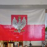 Flaga z pierwszym godłem Polski niepodległej