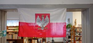 Flaga z pierwszym godłem Polski niepodległej