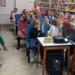 Klasa I SP z Malechowa w trakcie lekcji o patriotyzmie i niepodległości